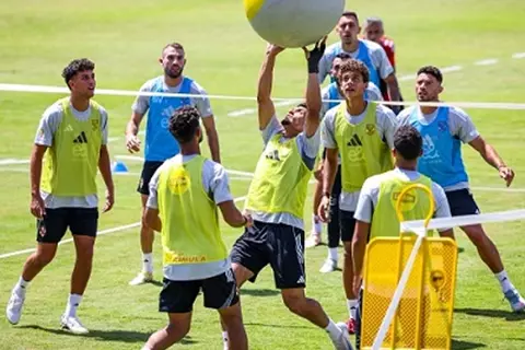لعبة مبتكرة ونظارات متخصصة.. كواليس التدريب الثاني للأهلي في تونس (صور)